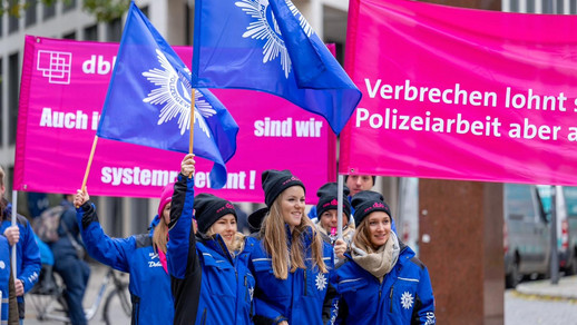 In Bremen haben junge Beschäftigte der Polizei ihren Unmut zum Ausdruck gebracht. Sie demonstrierten und zeigen Plakate mit der Aufschrift "Verbrechen lohnt sich nicht - Polizeiarbeit aber auch nicht!"